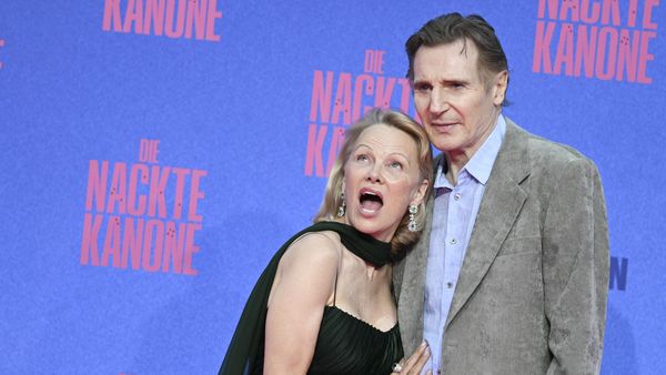 Pamela Anderson și Liam Neeson, „cuplul anului” de la Hollywood doar o strategie de marketing?