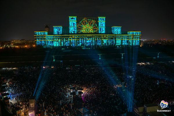 Spectacol de LUMINĂ și VITEZĂ la București! iMapp 2025 transformă Palatul Parlamentului și aduce Gumball 3000 pe străzile Capitalei