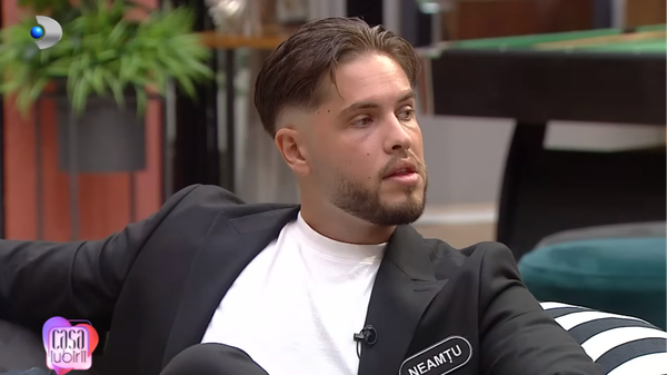 Enervat la culme, Neamțu &icirc;l pune la punct pe Robert: &bdquo;Moderatorule, ia pauză!&rdquo;. Naomi nu se poate abține și &icirc;ncinge spiritele &icirc;ntre cei doi: &bdquo;Ai făcut 3 live-uri și ai prins glas?&rdquo;. De la ce a pornit conflictul dintre concurenții din &rdquo;Casa Iubirii&rdquo;?
