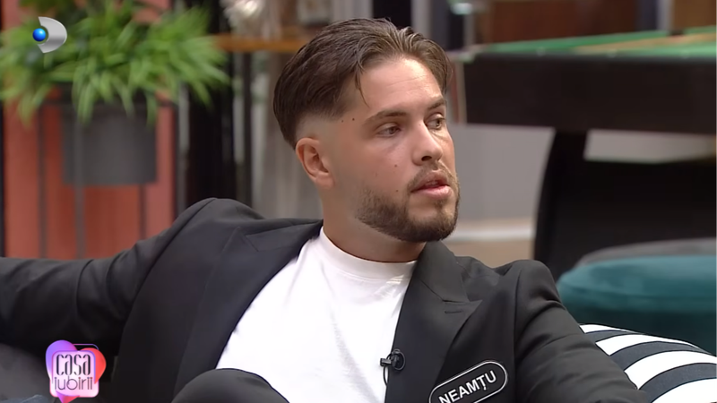Enervat la culme, Neamțu &icirc;l pune la punct pe Robert: &bdquo;Moderatorule, ia pauză!&rdquo;. Naomi nu se poate abține și &icirc;ncinge spiritele &icirc;ntre cei doi: &bdquo;Ai făcut 3 live-uri și ai prins glas?&rdquo;. De la ce a pornit conflictul dintre concurenții din &rdquo;Casa Iubirii&rdquo;?