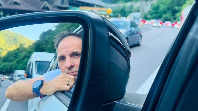 Prezentatorul TV Dan Negru a răbufnit public după ce a rămas blocat &icirc;n trafic pe Valea Oltului: &bdquo;Statul nu mi-a explicat niciodată, concret, unde-s banii mei!"