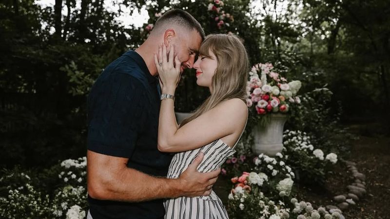 C&acirc;nd s-au logodit, de fapt, Travis Kelce și Taylor Swift? Detalii din culisele cererii &icirc;n căsătorie care a topit inimile internauților