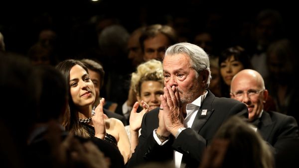 Fiul lui Alain Delon, Alain-Fabien, îi dă în judecată pe fratele şi sora sa pentru a anula testamentul actorului