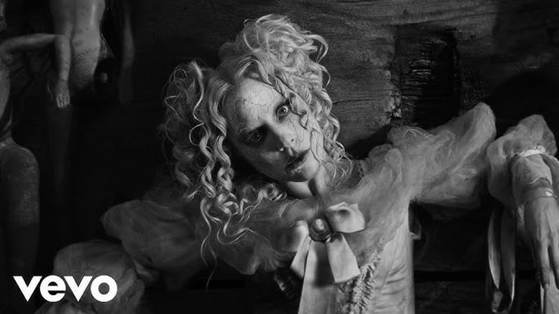 Lady Gaga, despre "The Dead Dance", piesă extrasă de pe coloana sonoră a celui de-al doilea sezon Wednesday: "Este despre felul &icirc;n care ne simțim uneori c&acirc;nd se termină ceva; cum sf&acirc;rșitul unei relații ne poate distruge capacitatea de a mai avea speranță"