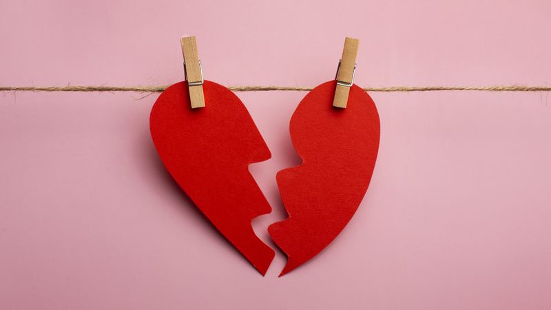 Totul s-a terminat! Nimeni nu credea că se va ajunge aici. DESPĂRȚIREA care zguduie Rom&acirc;nia! Un celebru c&acirc;ntăreț a spus ADIO iubirii. Reacția dură a partenerei sale