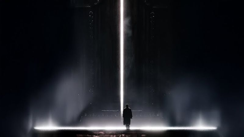 A venit HIT-ul care &icirc;ți răm&acirc;ne &icirc;n cap toată ziua. Creează dependență de la primul refren. The Weeknd dă PLAY toamnei cu piesa "Closing Night"