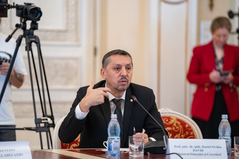 Ministrul Educației spune ce se va întâmpla cu profesorii care nu intră luni în clase