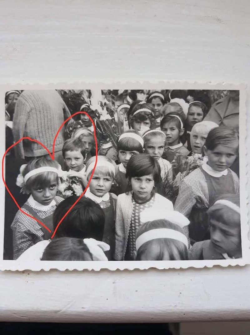 Cum arăta Mirela Retegan în prima ei zi de școală? 