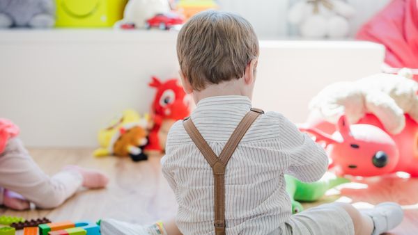 Copil de un an, bătut cu bestialitate &icirc;n prima zi de creșă! Angajata a &icirc;ncercat să dea vina pe un alt copil, &icirc;nsă imaginile surprinse pe camerele de supraveghere au scos la iveală adevărul. Declarațiile părinților: &bdquo;Este un coșmar&rdquo;