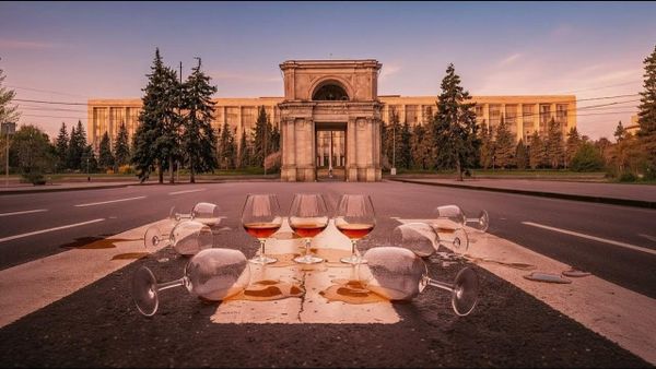 Carla&rsquo;s Dreams, Magnat și Feoctist s-au jucat cu notele și a ieșit BOMBA muzicală a toamnei. Nu e PLAYLIST fără "Bem Coniac"