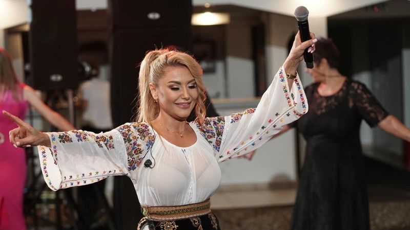 VIDEO WOW! Emilia Ghinescu a apărut așa și internetul a luat foc. Apariția interpretei de muzică populară este de-a dreptul hipnotizantă. Vezi IMAGINILE care au &icirc;nnebunit fanii