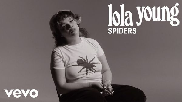 VIDEOCLIP: Lola Young - SPIDERS