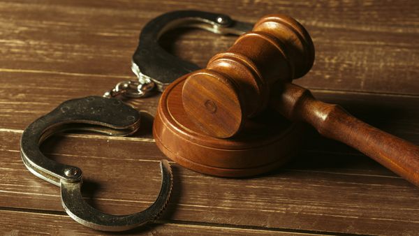 Cum a fost POSIBIL? După 23 de ani, polițiștii l-au prins pe bărbatul care a comis o crimă &icirc;n anul 2002. Cine este, de fapt, criminalul de care toți au uitat? Trăia sub ochii tuturor