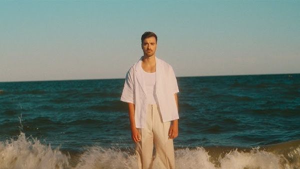 Liviu Teodorescu nu s-a jucat! "O să te cuprind" are vibe de HIT VIRAL. Noua piesă&nbsp;nu se ascultă o singură dată. Se dă pe repeat. Dă PLAY și convinge-te