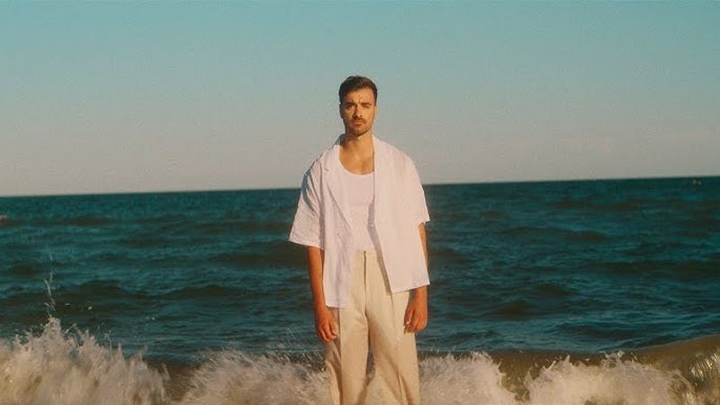 Liviu Teodorescu nu s-a jucat! "O să te cuprind" are vibe de HIT VIRAL. Noua piesă&nbsp;nu se ascultă o singură dată. Se dă pe repeat. Dă PLAY și convinge-te