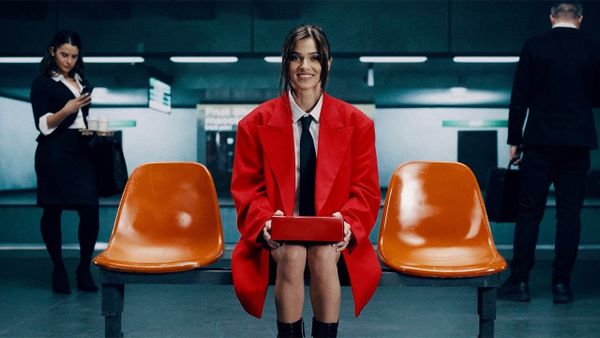 Theo Rose a făcut fanii să pl&acirc;ngă cu noua ei piesă. ASCULTĂ "Greu să fiu eu" aici