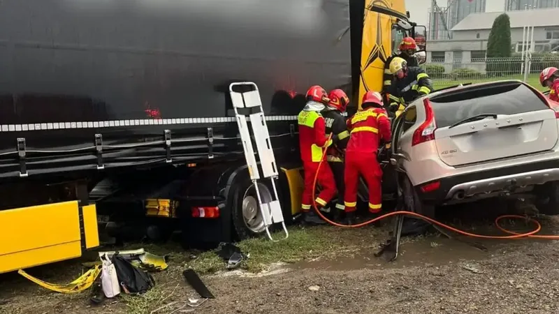 Noi informatii in cazul mamei spulberate de TIR in judetul Suceava: Cele trei fiice ale ei se zbat  &icirc;ntre viață și moarte!