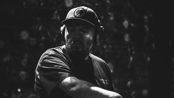 Care este cauza morții lui Carol Stoenescu? Îndrăgitul DJ s-a stins din viață la doar 38 de ani. Mesajul transmis de colegii de la Expirat: „Cu inima frântă, dar și cu gândul la toate momentele frumoase pe care ni le-a lăsat...”