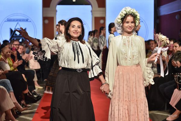 EXCLUSIV! Mariana Anghel, moment de senzație la Transilvania Fashion Festival! Interpreta de muzica populara, fascinata de Irina Columbeanu: "E un copil de excepție, de o modestie rară, delicată ca o petală de trandafir&rdquo;