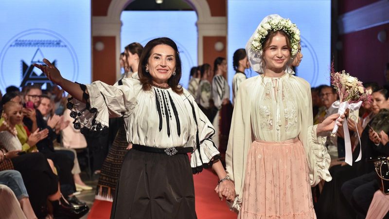 EXCLUSIV! Mariana Anghel, moment de senzație la Transilvania Fashion Festival! Interpreta de muzica populara, fascinata de Irina Columbeanu: "E un copil de excepție, de o modestie rară, delicată ca o petală de trandafir&rdquo;