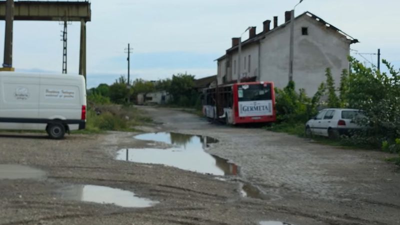 "Se văita și repeta &laquo;Doamne, iarta-mă&raquo; Cine este t&acirc;nărul de 24 de ani, găsit mort pe o linie de cale ferată, &icirc;n gara din Alba Iulia. Bărbatul ar fi fost văzut cu o sticlă de alcool &icirc;n m&acirc;nă