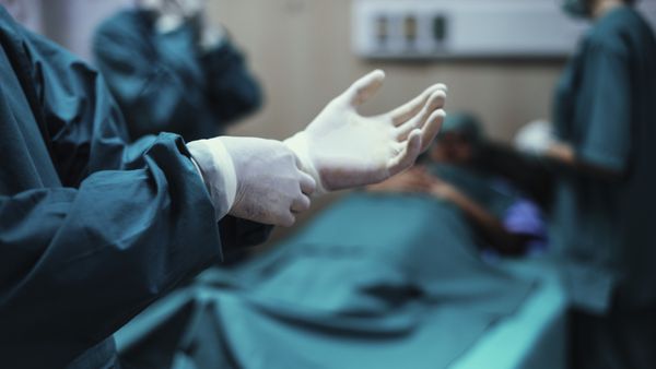 Bărbatul care a supraviețuit 3 ani cu un glonț &icirc;nfipt &icirc;n inimă i-a lăsat pe cardiologi fără cuvinte: "Acum l-am &icirc;ndepărtat". Chirurgii au &icirc;nghețat c&acirc;nd au văzut radiografia. &Icirc;ncă nu &icirc;și pot explica "cum a fost POSIBIL?"