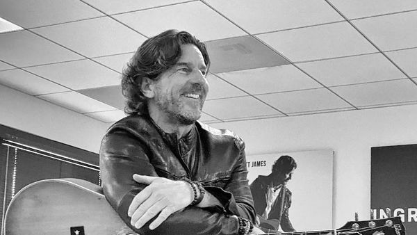 DOLIU &icirc;n lumea muzicii country! Celebrul compozitor, c&acirc;știgător al unui premiu Grammy, s-a stins din viață &icirc;ntr-un accident aviatic. Avea 57 de ani