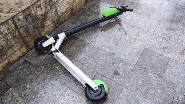 Trotinetele electrice de &icirc;nchiriat, interzise &icirc;n Piatra Neamț după ce un băiat de 15 ani a murit &icirc;n urma unui accident! C&acirc;nd intră &icirc;n vigoare măsura?