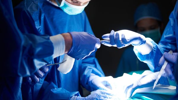 NU o să &icirc;ți vină să crezi ce a descoperit un bărbat după o simplă colonoscopie! Telefonul său a &icirc;nregistrat din greșeală cum medicii &icirc;l insultau &icirc;n timp ce se afla sub anestezie. Acesta a primit despăgubiri uriașe după ce i-a dat &icirc;n judecată