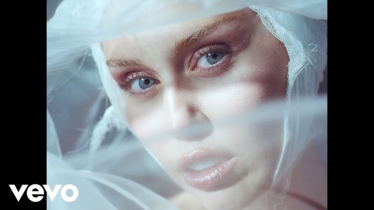 Miley Cyrus - Secrets (Feat Lindsey Buckingham, Mick Fleetwood)