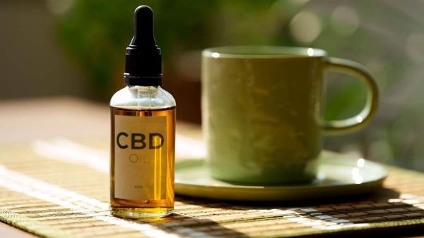 Uleiul CBD &icirc;n viața de zi cu zi: TOP  5 trucuri simple pentru echilibru și energie