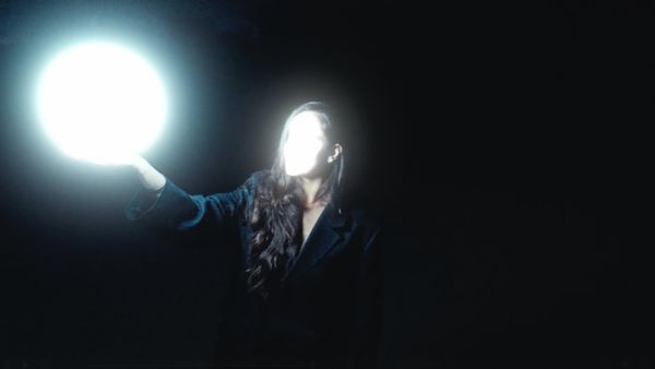 LANSARE DE SENZAȚIE! EMAA &icirc;și surprinde fanii cu un videoclip spectaculos. "Cum mă ai tu" este noul single lansat după o pauză de un 1 an și jumătate