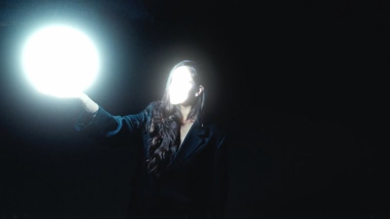 LANSARE DE SENZAȚIE! EMAA &icirc;și surprinde fanii cu un videoclip spectaculos. "Cum mă ai tu" este noul single lansat după o pauză de un 1 an și jumătate