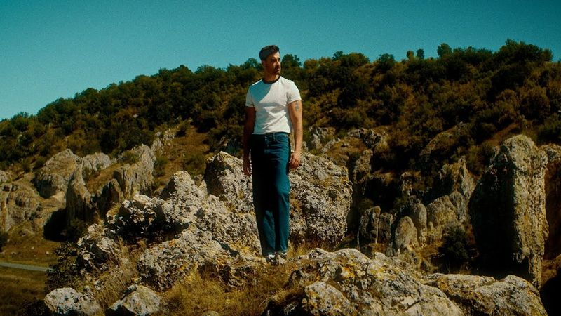 Piesa lui Liviu Teodorescu e ca un DM pe care vrei să-l citești de 100 de ori! Te avertizăm: creează dependență auditivă. E imposibil să nu dai PLAY la "De azi nu mai beau"