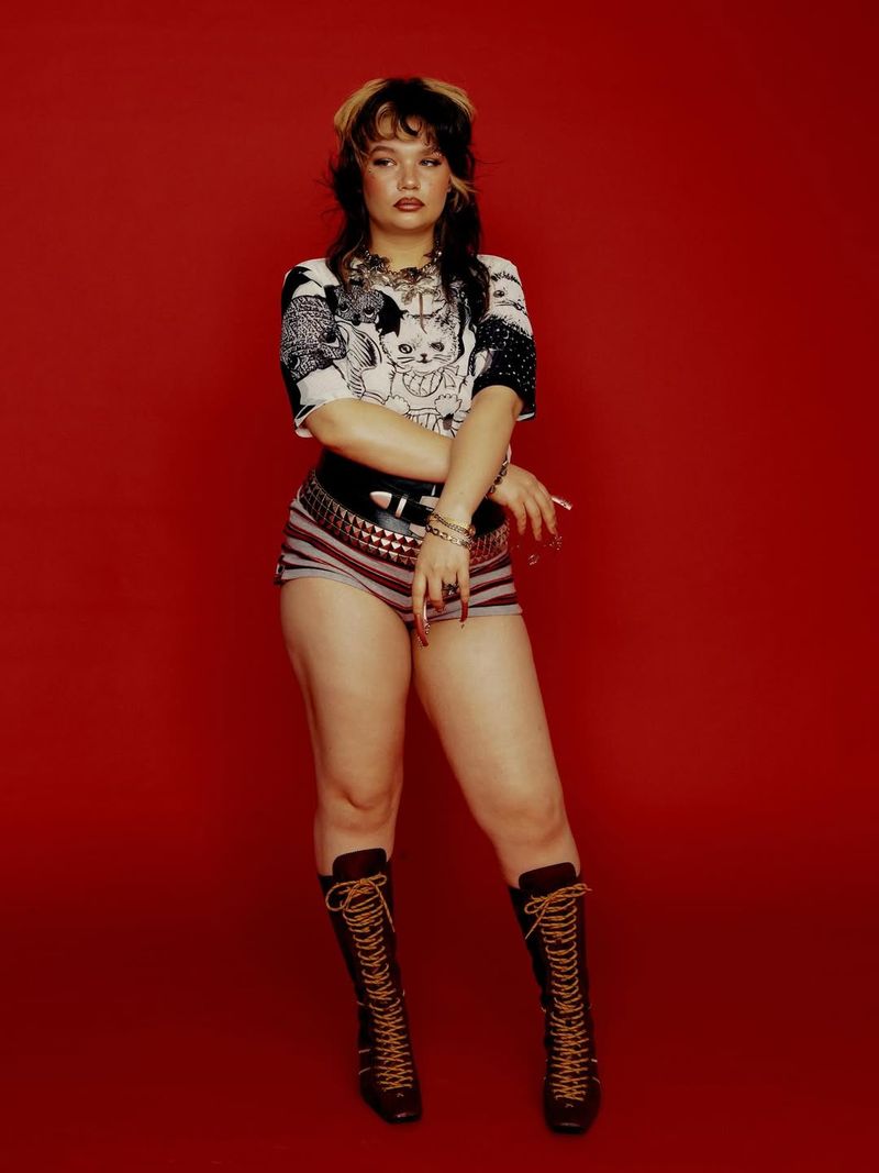 Lola Young a leșinat în timpul unui concert susținut pe scena unui celebru festival 