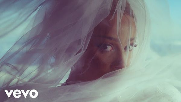 Doja Cat a dat PLAY la toamnă cu un HIT! Piesa "Stranger" e fix ce n-ai știut că-ți lipsește. E mood-ul perfect pentru zilele acestea