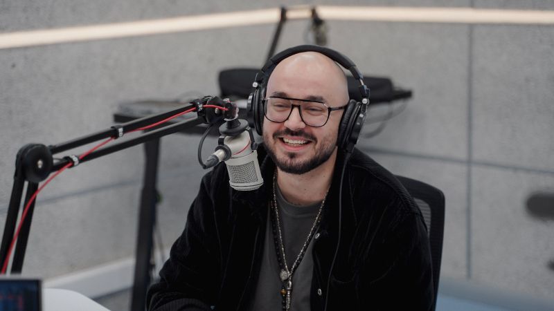 Victor Dorobanțu, detalii din culisele serialului &rdquo;Wednesday&rdquo;! Actorul care a interpretat personajul &bdquo;Thing&rdquo; a dezvăluit cum a &icirc;nvățat să transmită emoții folosind doar m&acirc;na dreaptă: &bdquo;Am stat două luni &icirc;ntr-un studio plin cu obiecte pe care să exersez&rdquo;