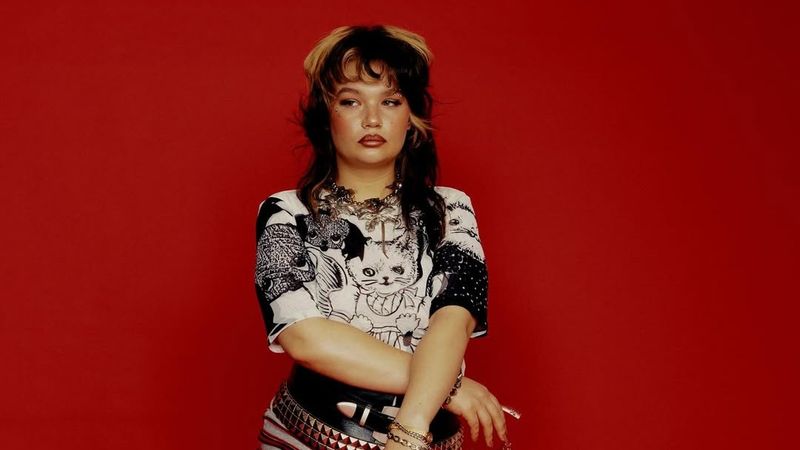 Decizia RADICALĂ luată de Lola Young, după ce a leșinat sub privirile fanilor, &icirc;n timpul unui concert! C&acirc;ntăreața spune ADIO scenei și &icirc;și anulează restul turneului: &bdquo;&Icirc;mi pare foarte rău că i-am dezamăgit pe toți&rdquo;