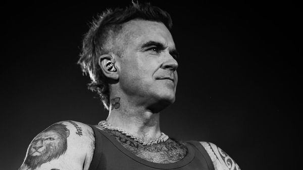 Doi inspectori rutieri, reținuți după ce au luat mită de la echipa care transporta echipamentele pentru concertul lui Robbie Williams din Bulgaria! Peste 40.000 de euro au fost găsiți &icirc;n casele lor