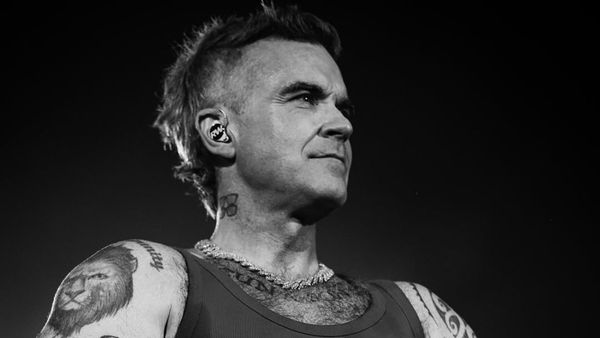 Doi inspectori rutieri, reținuți după ce au luat mită de la echipa care transporta echipamentele pentru concertul lui Robbie Williams din Bulgaria! Peste 40.000 de euro au fost găsiți în casele lor
