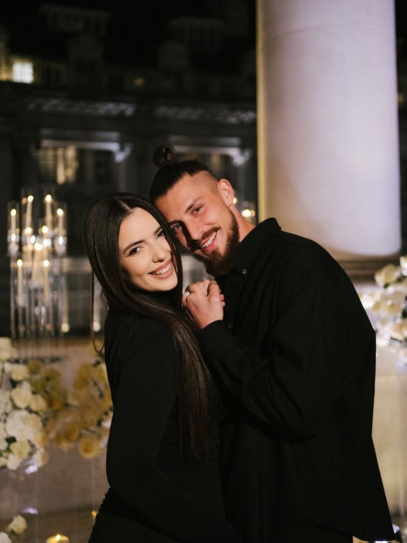 Radu Drăgușin se căsătorește! Fotbalistul și-a cerut iubita de soție 