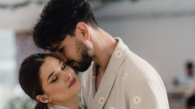 Theo Rose, despre &icirc;nceputurile relației cu Anghel Damian! Artista le răspunde abia acum celor care nu au avut &icirc;ncredere &icirc;n povestea lor de iubire: &bdquo;Și-au dat cu părerea mulți, dar nu cred că &icirc;i interesa, de fapt, ce se petrece cu și &icirc;ntre noi&rdquo;