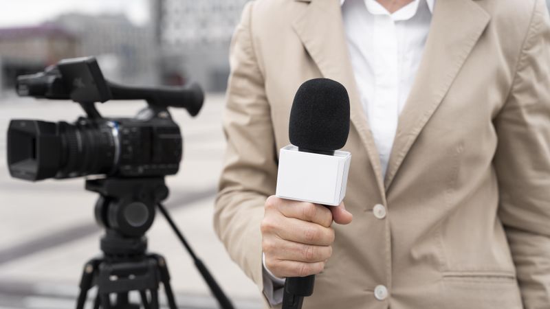 Sf&acirc;rșit tragic pentru o cunoscută prezentatoare TV! A &icirc;ncercat să se salveze de hoții &icirc;narmați care i-au intrat &icirc;n casă, &icirc;nsă și-a pierdut viața după ce a căzut de la etajul 3 al blocului &icirc;n care locuia. Avea doar 29 de ani