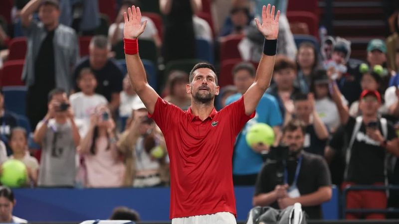VIDEO Novak Djokovici, reacție neașteptată la condițiile meteo din Shanghai! Fostul lider mondial a vomitat pe teren la meciul din turul trei și a fost la un pas de eliminare &icirc;n faţa lui Yannick Hanfmann: &bdquo;A trebuit să mă mobilizez la maximum&rdquo;