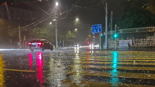 Până când este valabil CODUL ROȘU de ploi torențiale? Zonele unde meteorologii au anunțat că se vor acumula cantități mari de apă. Cod portocaliu și galben în alte regiuni ale țării