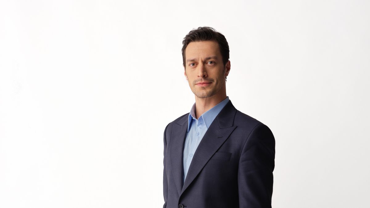 Cine este Feyyaz Şerifoğlu, actorul care cucerește inimile &icirc;n serialul &bdquo;Fata de la fereastră&rdquo;, difuzat la Kanal D