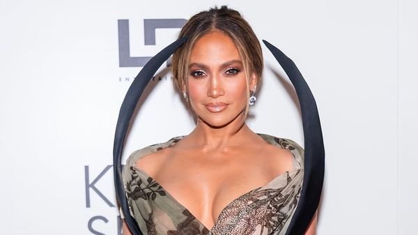 &bdquo;Se apleacă spre urechea ei, ea &icirc;ntoarce capul, clasicul truc de covor roșu" Intalnirea dintre Jennifer Lopez si Ben Affleck de pe covorul rosu, sub lupa criticilor