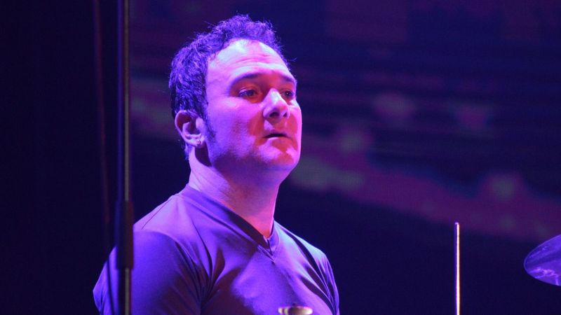 Detalii sf&acirc;șietoare despre decesul care a zguduit lumea muzicii! Z&acirc;mbetul toboșarului trupei Direcția 5 ascundea o dramă greu de imaginat: "Nu voia să fie compătimit". Cauza morții lui Marius Keșeri șochează pe toată lumea: "A suferit foarte mult"
