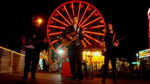 Liviu Teodorescu abia a lansat piesa "Doar Am&acirc;ndoi" și deja e pe buzele tuturor. ASCULT-O și tu! Are refrenul care o să &icirc;ți răm&acirc;nă &icirc;n cap toată ziua