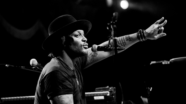 DOLIU &icirc;n industria muzicală! D&rsquo;Angelo, legenda muzicii R&B, s-a stins din viață la 51 de ani. Cu ce probleme de sănătate se confrunta artistul?